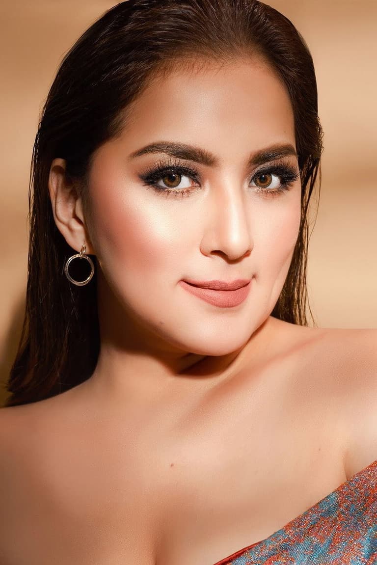 Actor Ara Mina