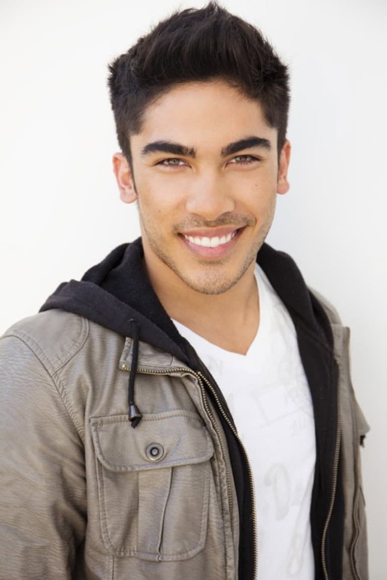 Actor Dakota Adan