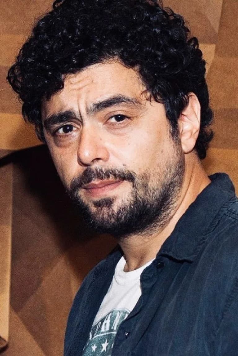 Actor Alberto Ajaka