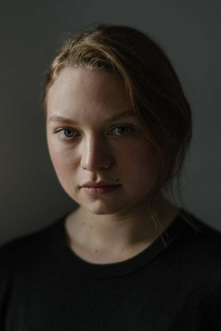 Actor Mia Threapleton