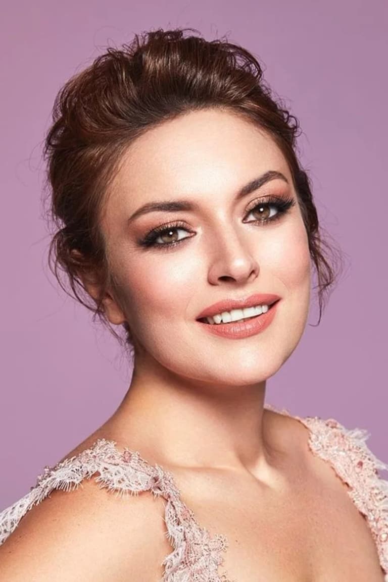 Actor Ezgi Mola
