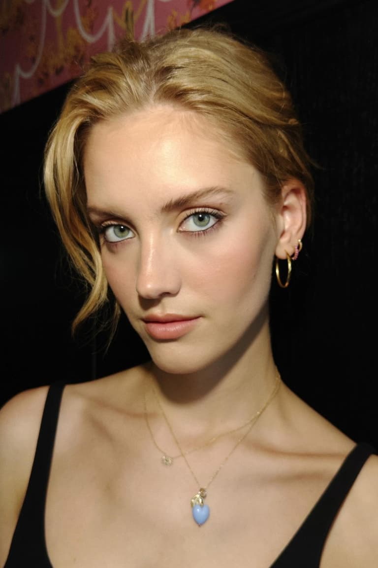 Actor Lola Corfixen