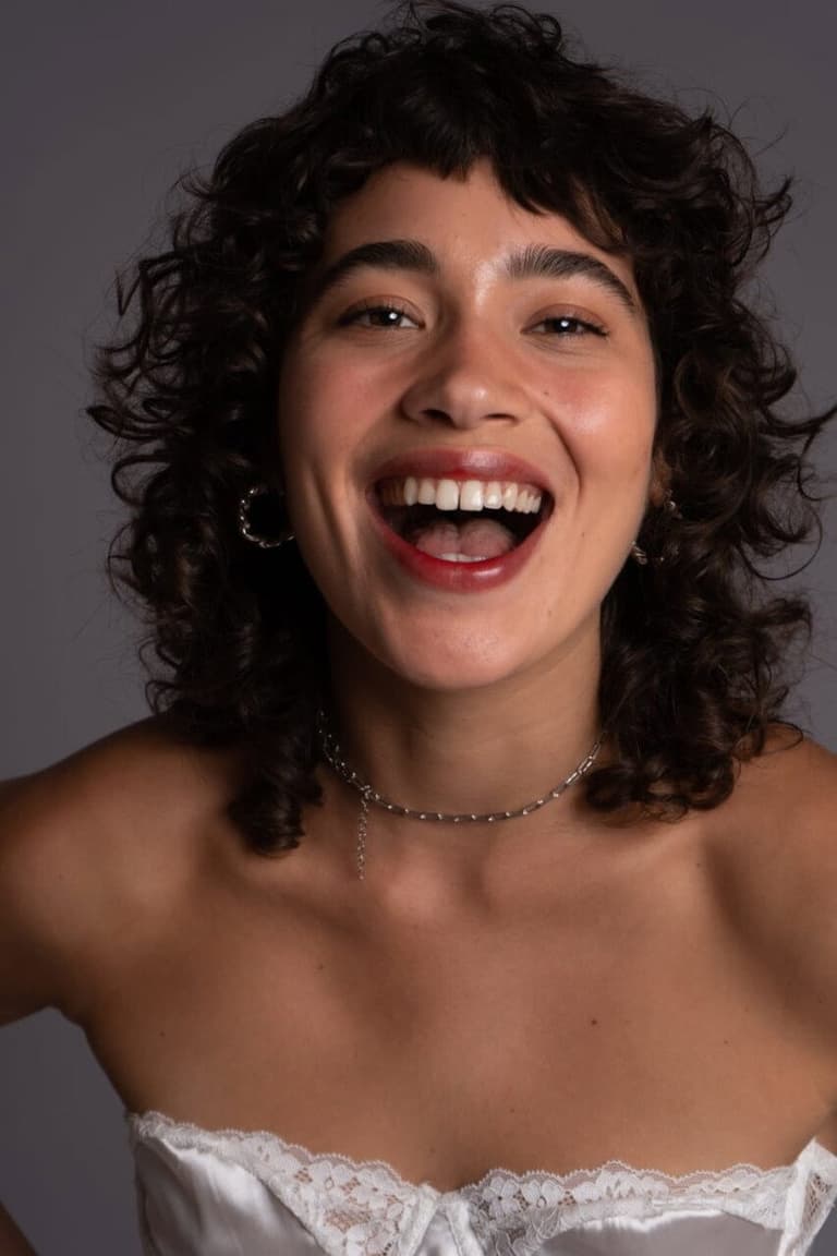 Actor Flora Sandyá