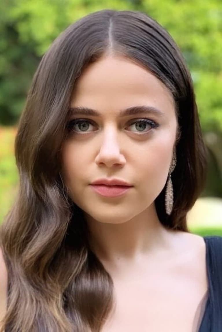 Actor Molly Gordon