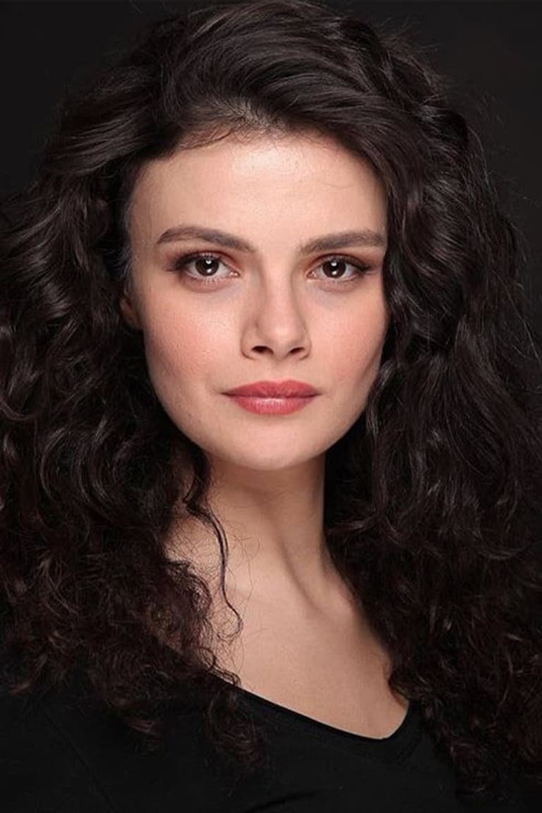 Actor Sinem Ünsal